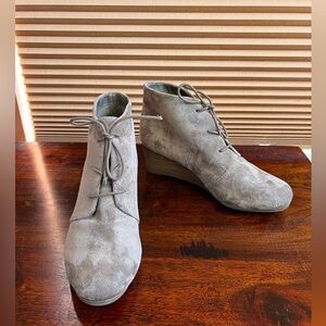 EUC - Dr Scholls Dakota suede wedge boots